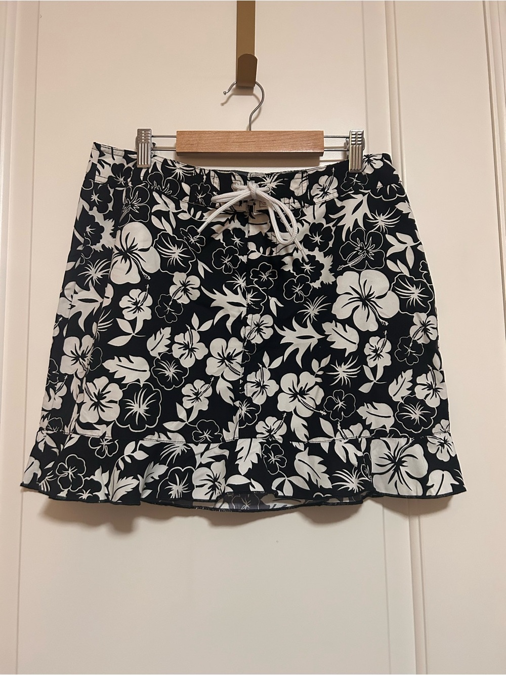 🪼💙🐳Black & White Floral Ruffle Hem Mini Quick Dry Swim Skirt🐬🌊🐋